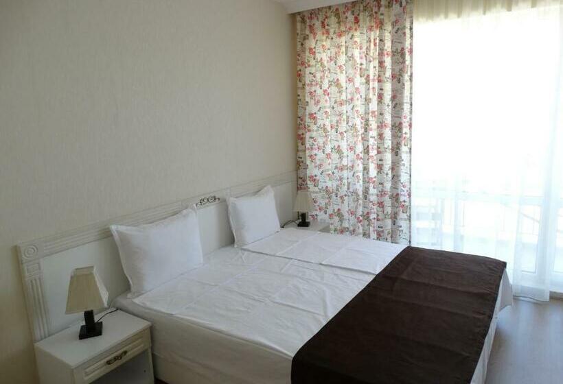 חדר סטנדרט עם מרפסת, The Step Family