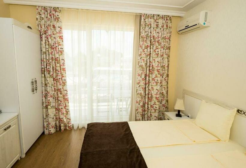 חדר סטנדרט עם מרפסת, The Step Family