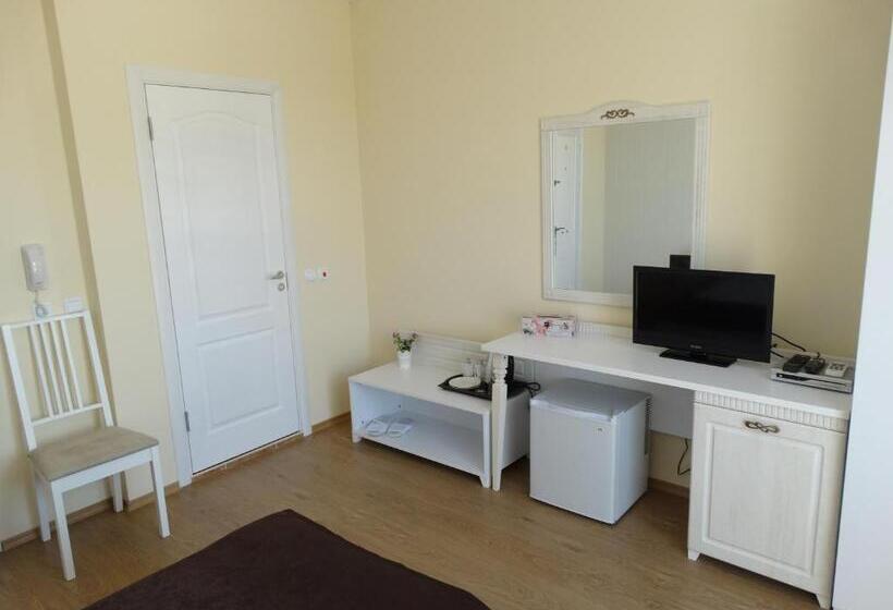 חדר סטנדרט עם מרפסת, The Step Family