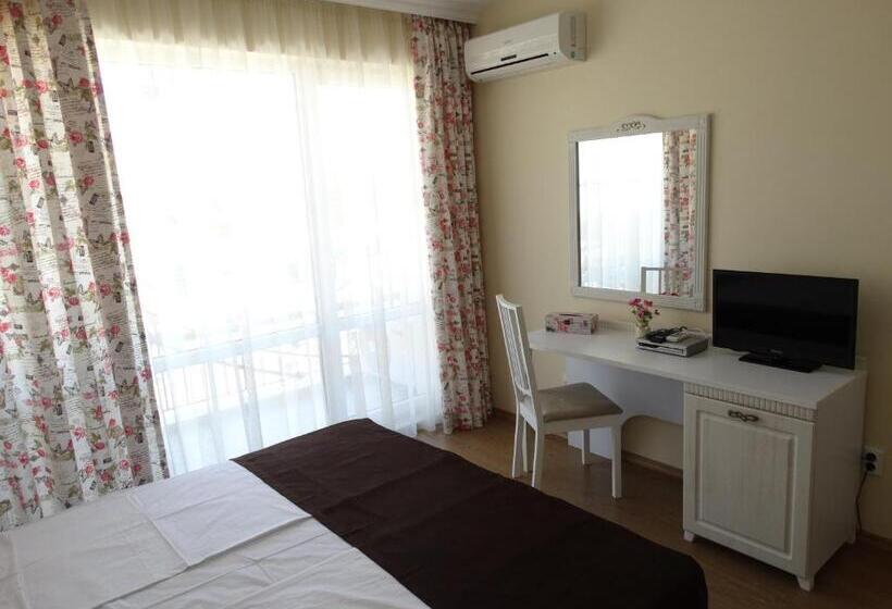 חדר סטנדרט עם מרפסת, The Step Family