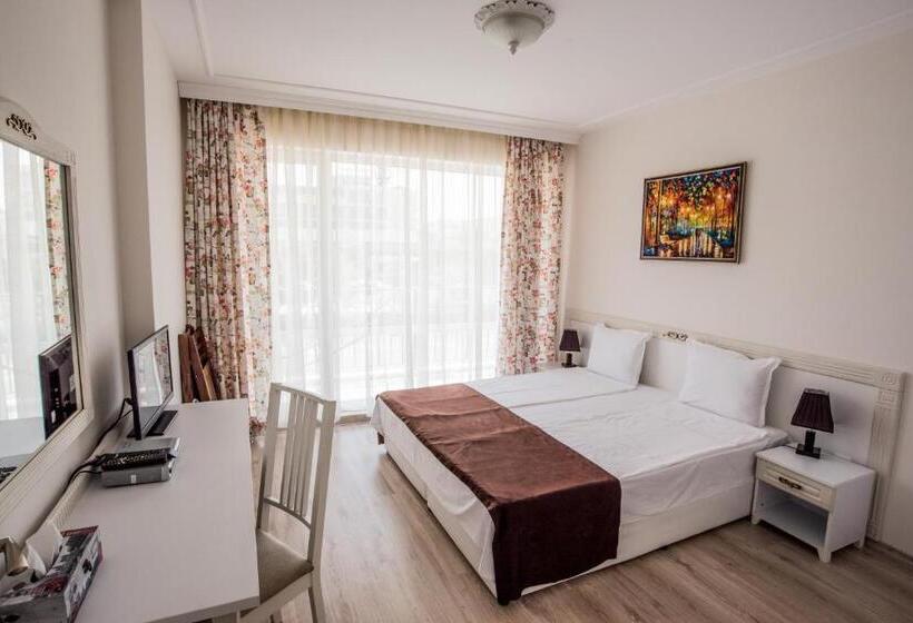 חדר סטנדרט עם מרפסת, The Step Family