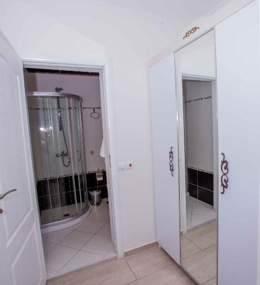 סוויטה עם מרפסת, The Step Family