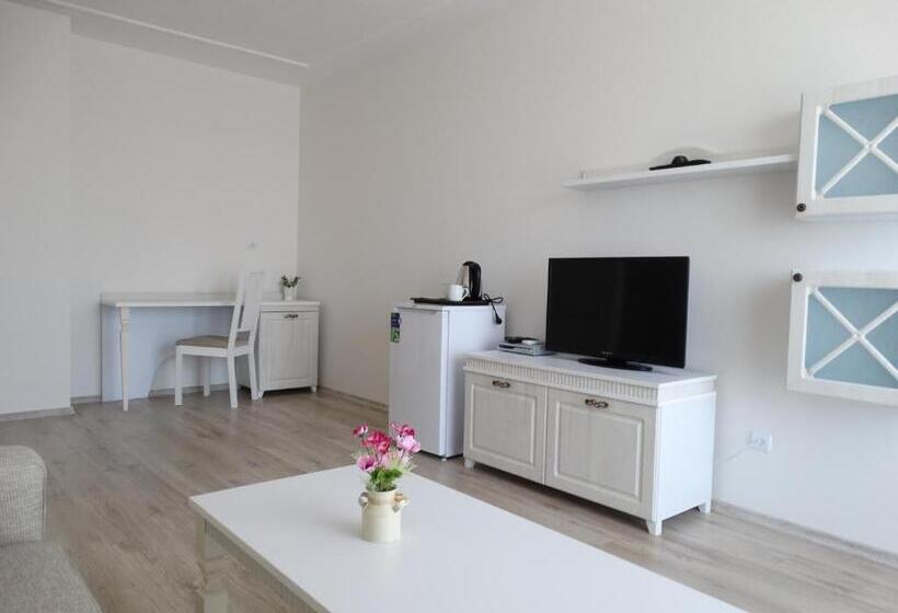 סוויטה עם מרפסת, The Step Family