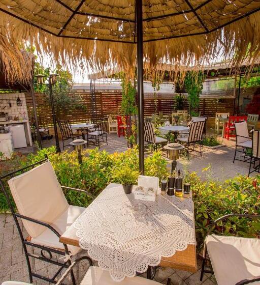 חדר סטנדרט עם מרפסת, The Step Family