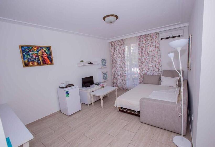 סוויטה עם מרפסת, The Step Family