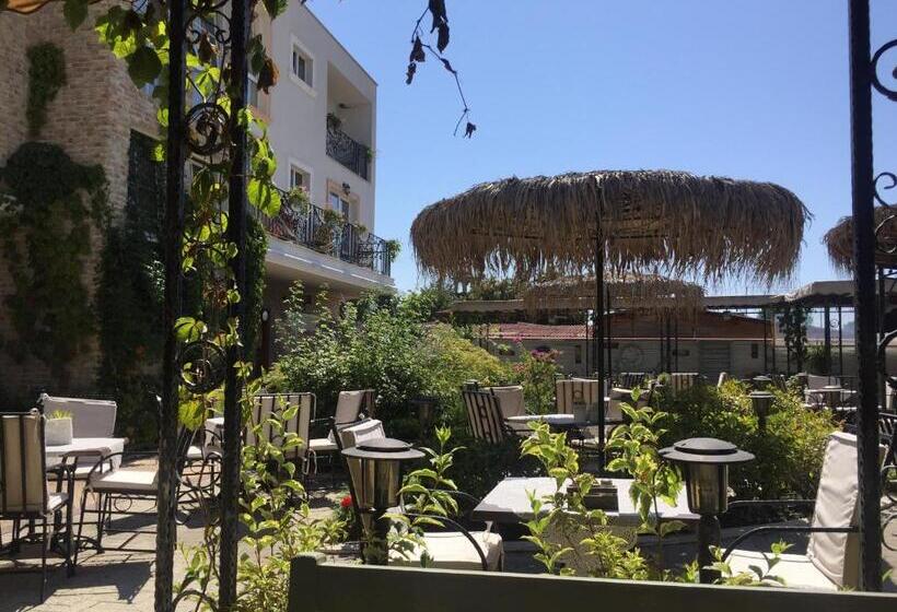 חדר סטנדרט עם מרפסת, The Step Family