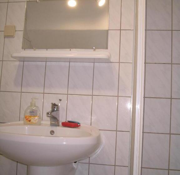 غرفه قياسيه سريرين مزدوجين, Burg Eger