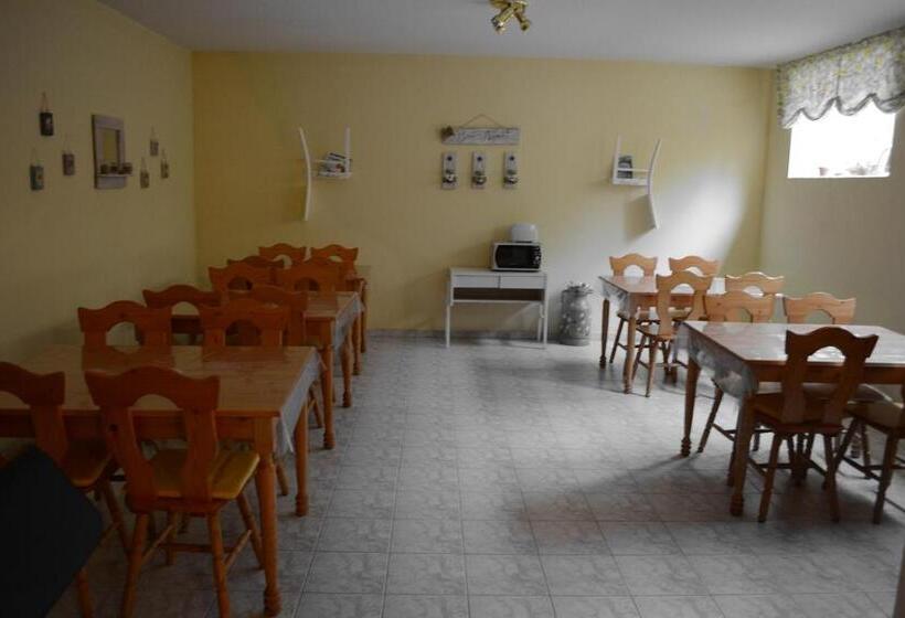 חדר משפחתי, Jankó Apartman