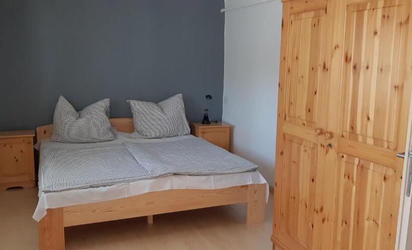 דירת חדר בקומת קרקע, Jankó Apartman