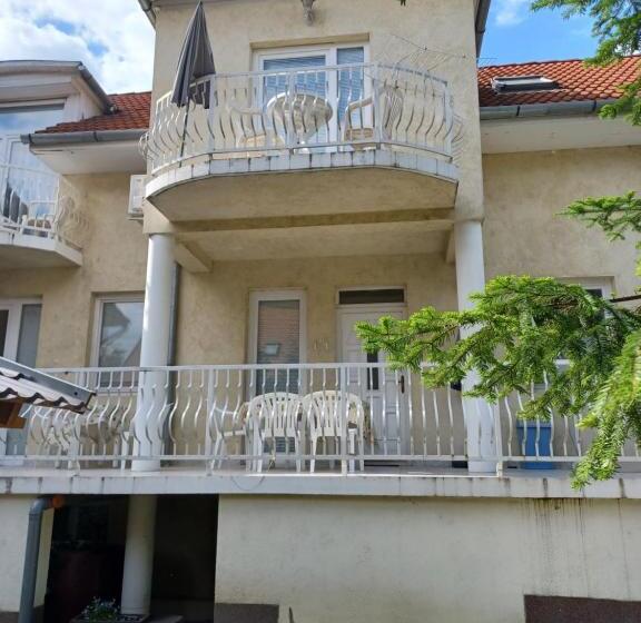 חדר משפחתי, Jankó Apartman