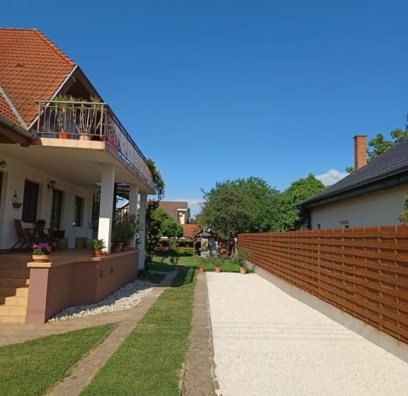 דירת 2 חדרים עם טרסה, Jankó Apartman