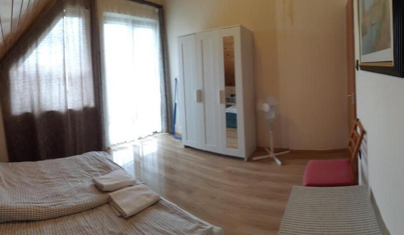 דירת 2 חדרי שינה עם נוף לבריכה, Jankó Apartman