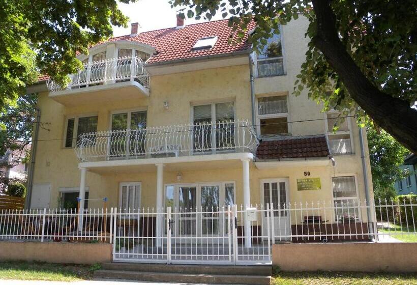 דירת חדר בקומת קרקע, Jankó Apartman