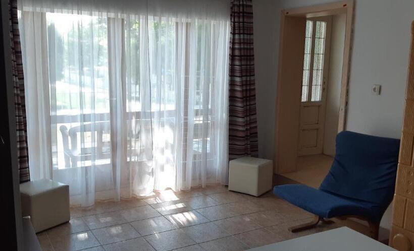 דירת חדר בקומת קרקע, Jankó Apartman