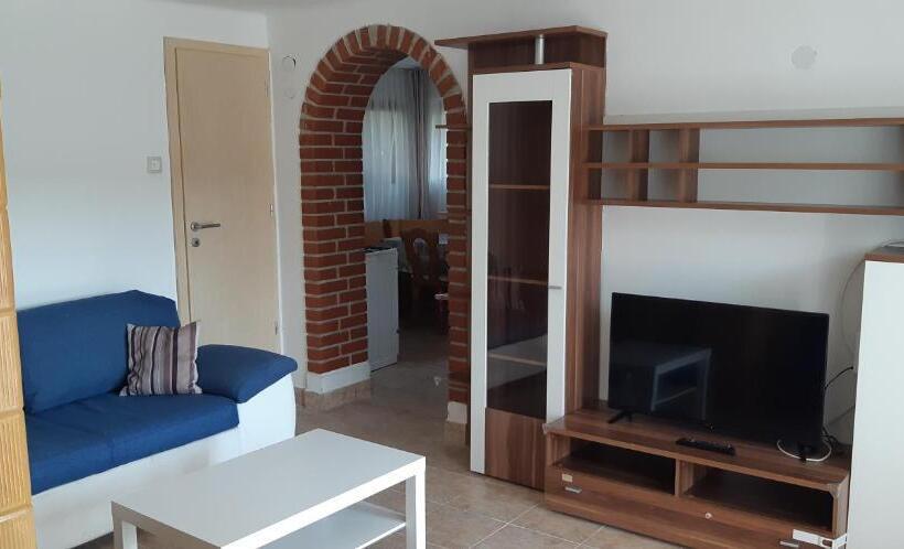 דירת חדר בקומת קרקע, Jankó Apartman