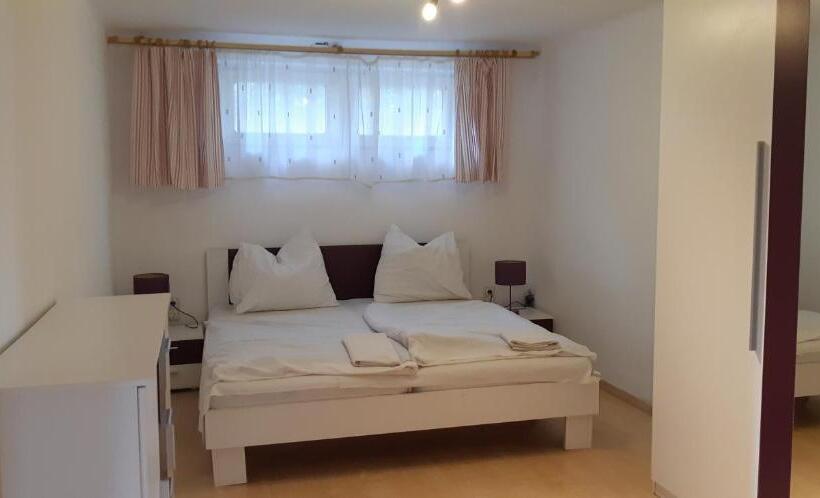 דירת חדר בקומת קרקע, Jankó Apartman