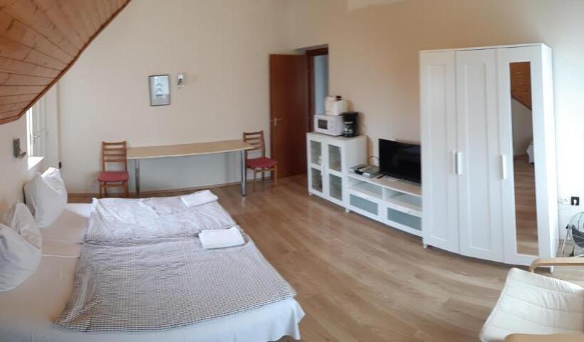 דירת 2 חדרי שינה עם נוף לבריכה, Jankó Apartman