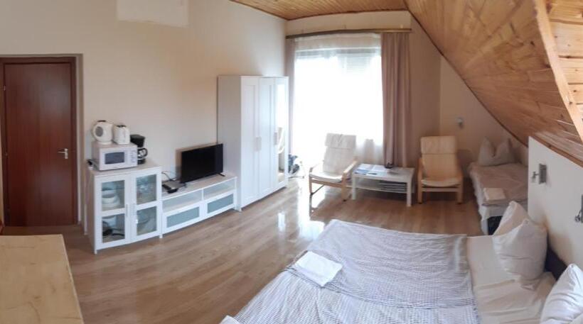 דירת 2 חדרי שינה עם נוף לבריכה, Jankó Apartman