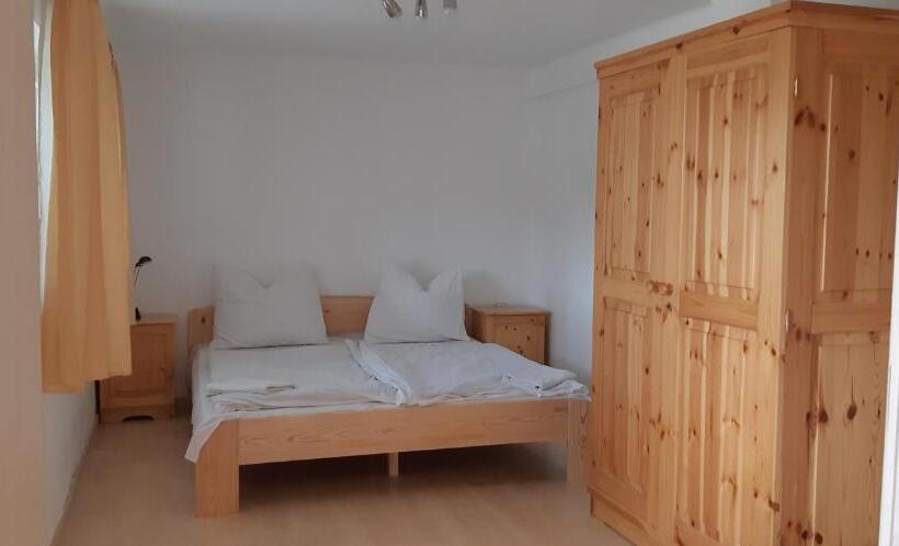 דירת חדר בקומת קרקע, Jankó Apartman