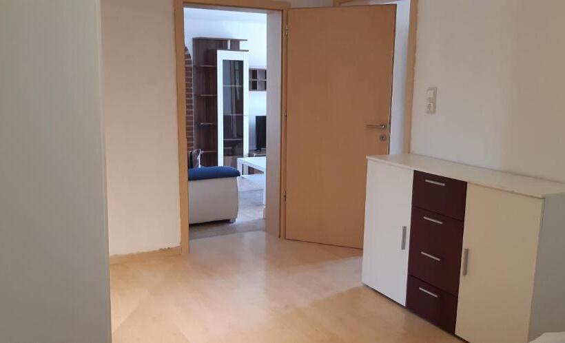 דירת חדר בקומת קרקע, Jankó Apartman