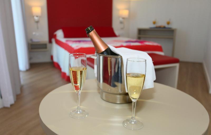 סוויטת ג'וניור, Alay - Adults Only Recommended