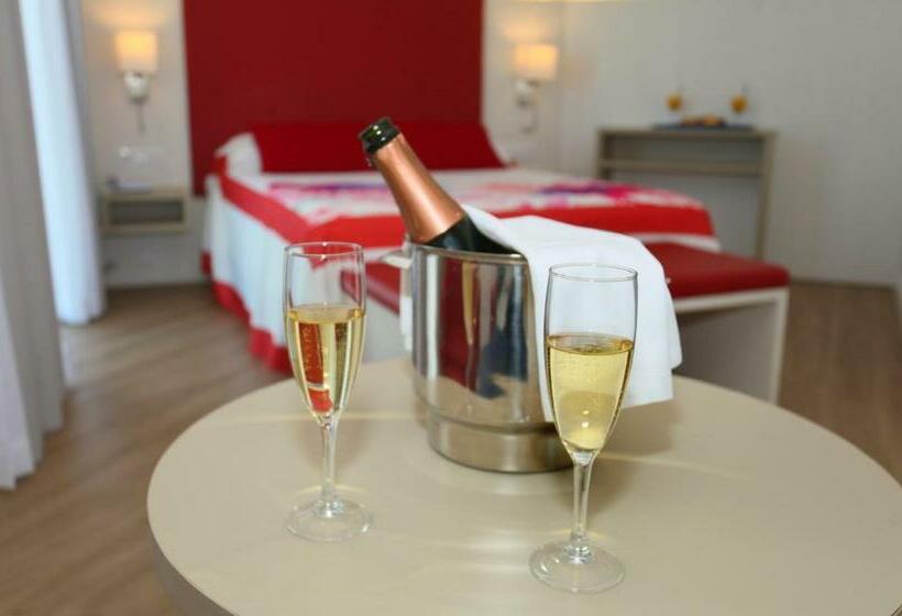 סוויטת ג'וניור, Alay - Adults Only Recommended