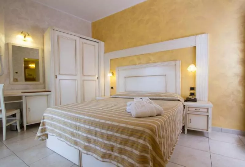 اتاق استاندارد با چشمانداز دریا, Diplomat Palace