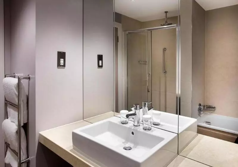 キングサイズベッドのスタンダードルーム, Doubletree By Hilton Glasgow Central