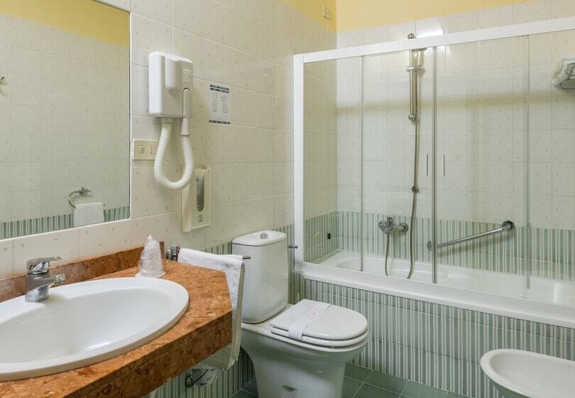 חדר סטנדרט לשלושה, Minerva Palace