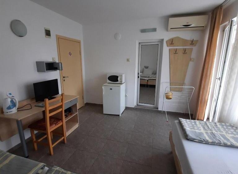 חדר סטנדרט לשלושה עם מרפסת, Guest House Ofilovi