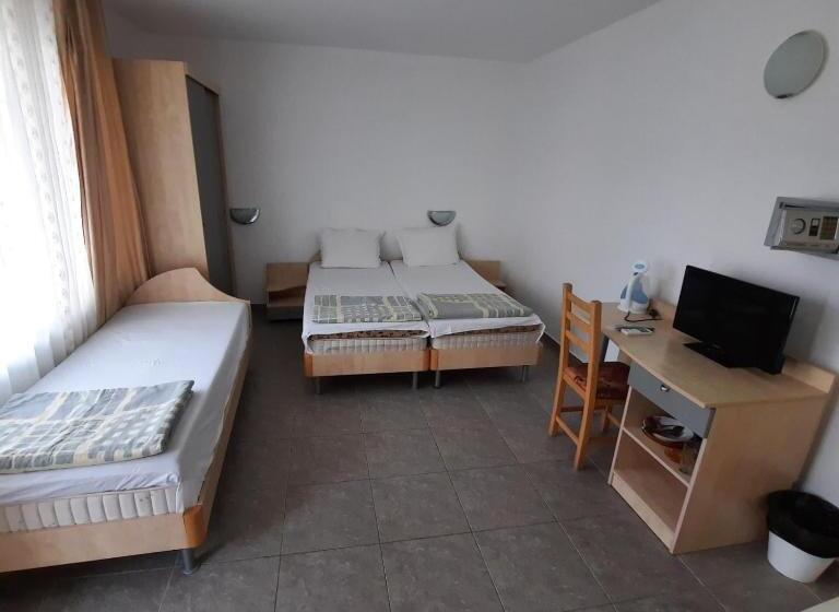 اتاق استاندارد سه تخته با بالکن, Guest House Ofilovi