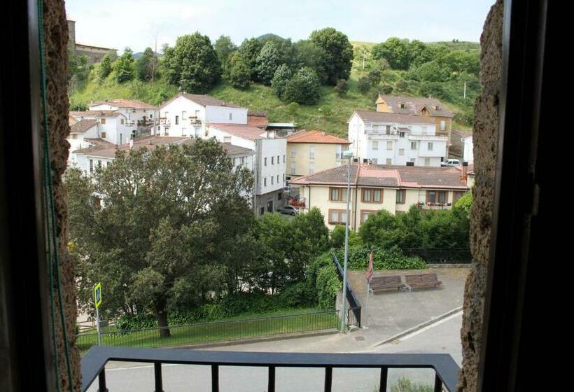 Номер Стандарт Вид на Горы, Hospederia Sagasta