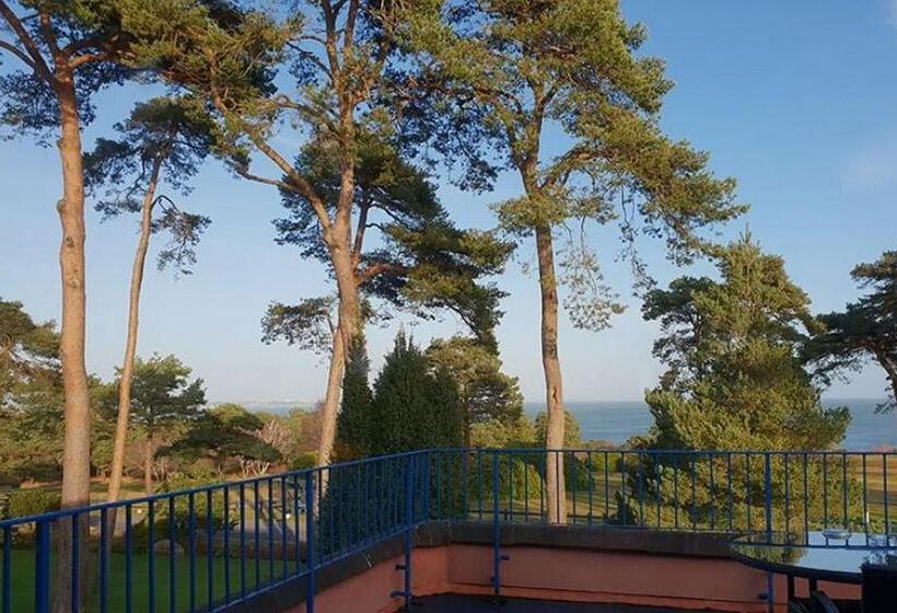 Люкс с Балконом, Knoll House