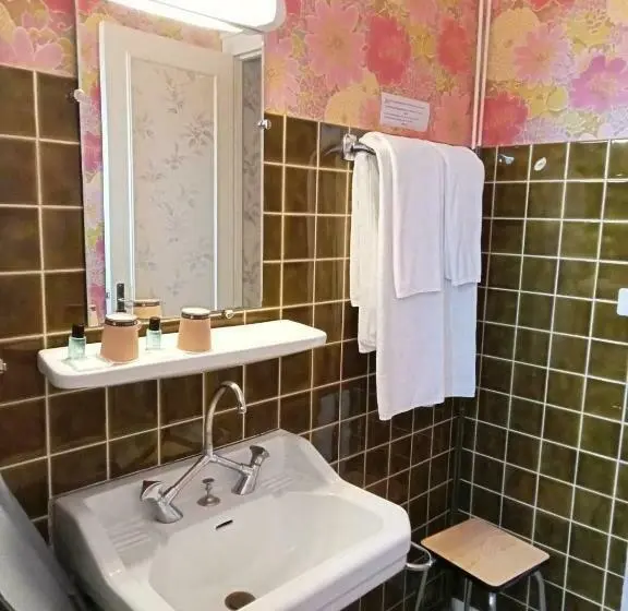 エコノミールーム, L'auberge De Lugos