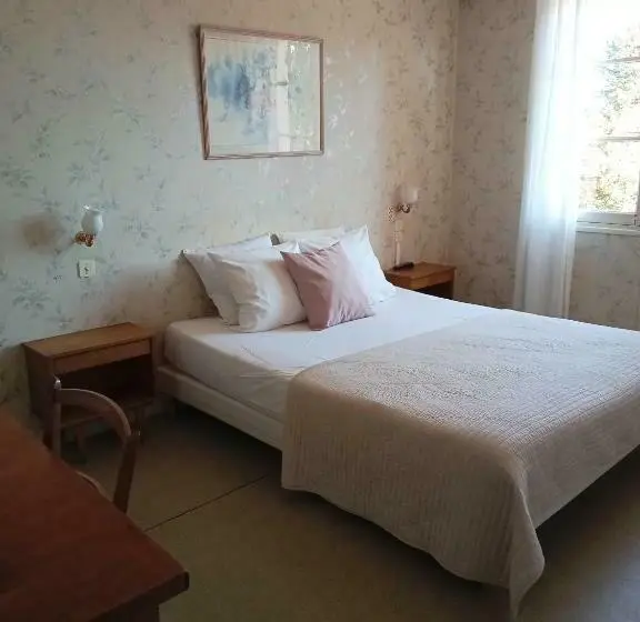 エコノミールーム, L'auberge De Lugos