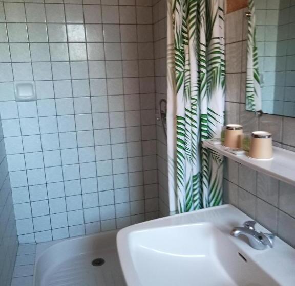 经济房, L'auberge De Lugos