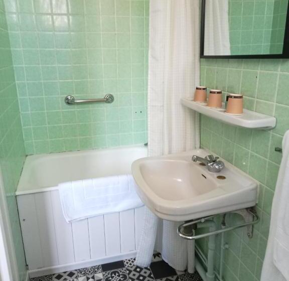 标准三人间, L'auberge De Lugos