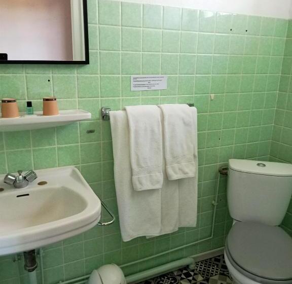 标准三人间, L'auberge De Lugos