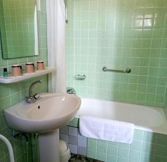 标准三人间, L'auberge De Lugos