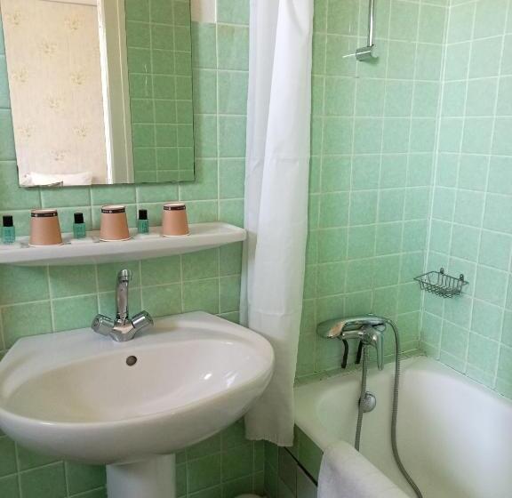 标准三人间, L'auberge De Lugos