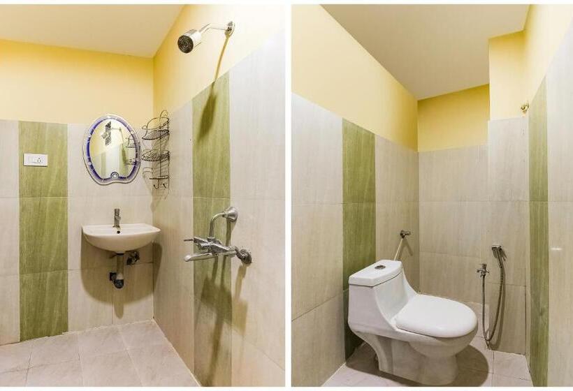 חדר קלאסי לשלושה, Flagship Srikesh Residency