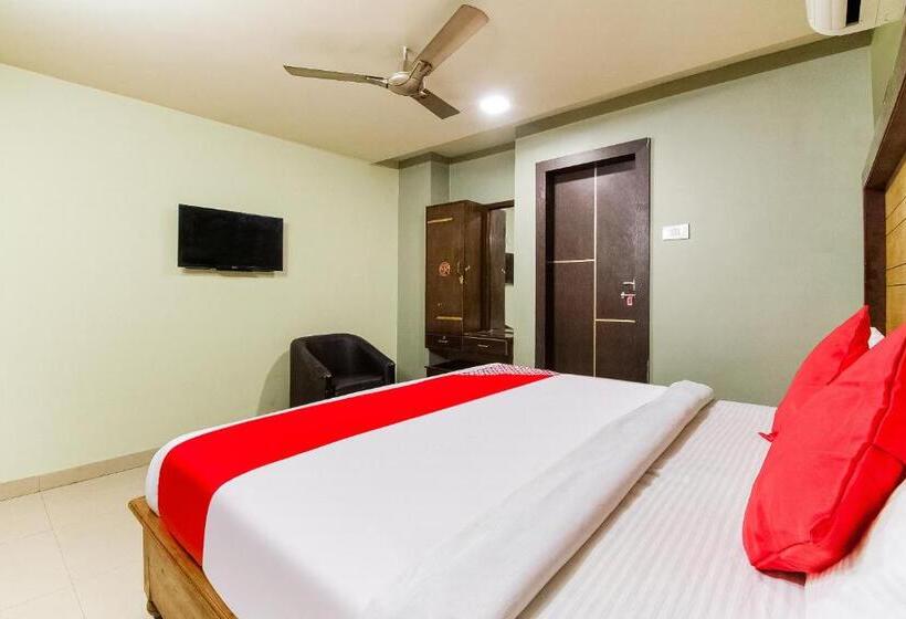 חדר קלאסי לשלושה, Flagship Srikesh Residency