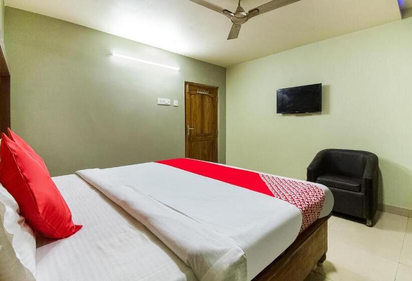 חדר קלאסי לשלושה, Flagship Srikesh Residency