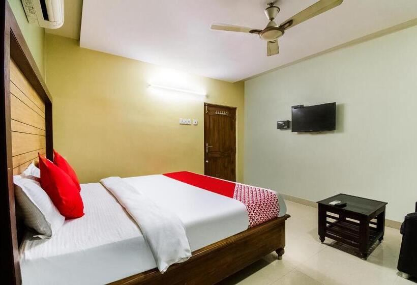 חדר קלאסי לשלושה, Flagship Srikesh Residency