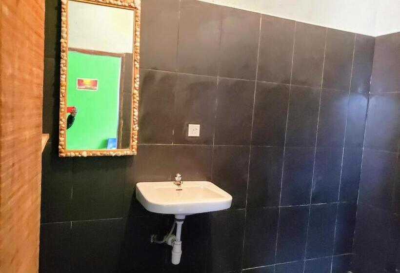 اتاق خانوادگی, Scorpion Hill Lodge