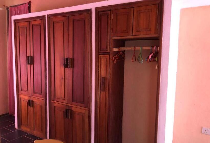 اتاق خانوادگی, Scorpion Hill Lodge