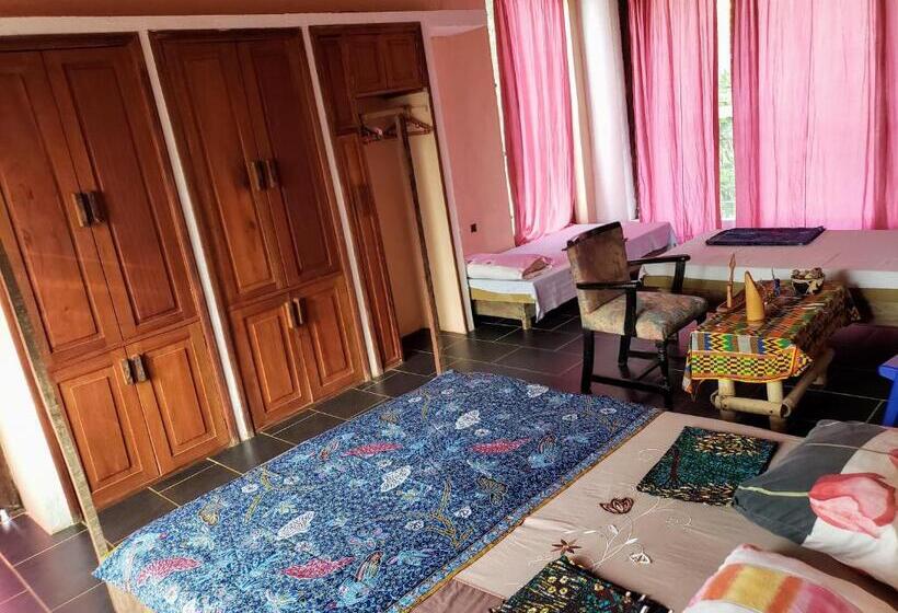 اتاق خانوادگی, Scorpion Hill Lodge