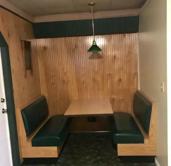 デラックススイート, Evergreen Motel