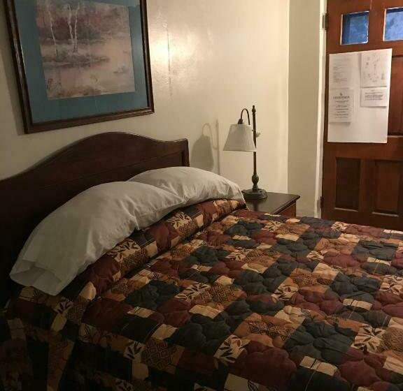 エコノミールーム, Evergreen Motel