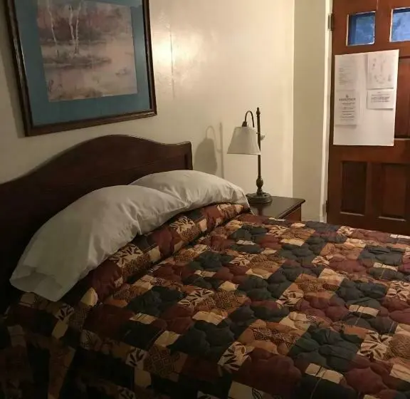 エコノミールーム, Evergreen Motel